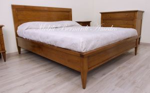 Letto classico matrimoniale in noce massiccio con pediera bassa